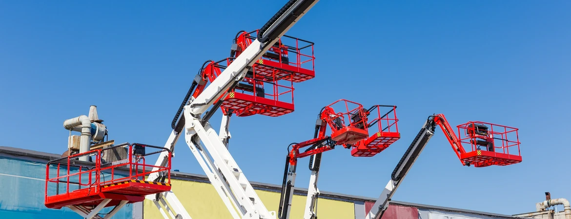 mężczyzna na&nbsp;podnośniku